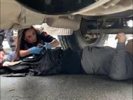 Kamyonun altında kalan motosiklet sürücüsü ağır yaralandı