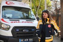 1 çocuk annesi acil tıp teknisyeni Sibel, ambulans da kullanıyor
