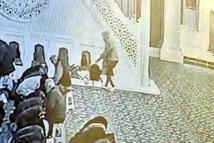 İstanbul - Avcılar’da camide namaz kılanların çantalarını çalan şüpheli kamerada