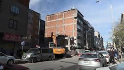 İstanbul- Sultangazi'de yıkımı yapılan binanın bitişiğindeki 5 katlı apartmanın tüm dairelerinde hasar oluştu; balkon duvarı yıkıldı