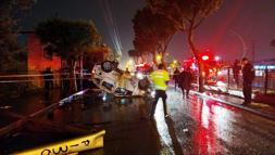 Sürücünün kontrolünü yitirdiği otomobil, aydınlatma direğine çarpıp, takla attı; 2 yaralı