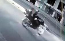 İstanbul - Büyükçekmece'de otomobilin çarptığı motosiklet sürücüsü yaralandı; kaza kamerada