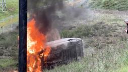 İstanbul - Tuzla'da şoförünün direksiyon hakimiyetini kaybetmesiyle araziye uçan minibüs alev alev yandı