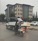 Motosikletle tehlikeli yolculuk kamerada; üzerine uzandı, ayağa kalktı