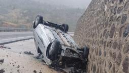 Sivas'ta devrilen otomobilin sürücüsü yaralandı