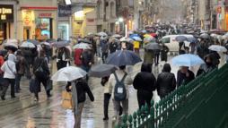 İstanbul- Taksim'de sağanak etkili oldu