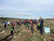 100 yaşına giren hayırsevere öğrencilerden fidan dikim etkinliği ile kutlama