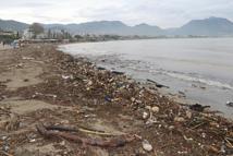 Alanya'da sağanak ve fırtına ile denize sürüklenen atıklar sahilde kirlilik oluşturdu