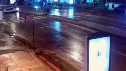 Alkollü ve ehliyetsiz sürücünün otomobili, karşı şeride geçip kaldırıma çıktı