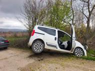 Ağaca çarpan hafif ticari araçtaki aynı aileden 4 kişi yaralandı