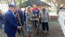 Nazili'de üreticilere toplam 4 bin kestane fidanı dağıtıldı