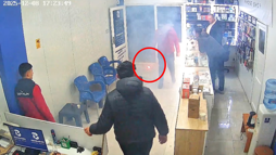 Tamire getirilen cep telefonu alev aldı; o anlar kamerada