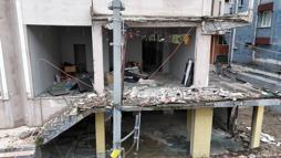 İstanbul- Avcılar'da tahliye edilen binanın balkonu çöktü