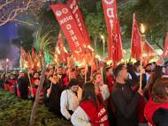 İzmir’de belediye işçileri eylemin ikinci gününde meşalelerle yürüdü