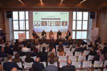 İzmir Kurumsal Yönetim Zirvesi iş dünyası liderlerini buluşturdu