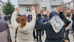 Baz istasyonuna karşı çıkan kadınlar, erkeklerin yeterince mücadele etmemesine tepki gösterdi