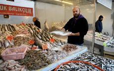 Kuşadası’nda balık tezgahlarında çeşit bolluğu yaşanıyor