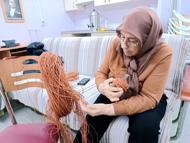 Şehit yakınları, kağıt ipten örgü çanta yapmayı öğreniyor