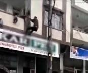 Gaziantep’te balkonun demir korkuluğunda asılı kalan çocuğu, vatandaş kurtardı; o anlar kamerada