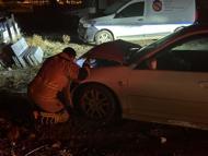 Park halindeki hafif ticari araca çarpan otomobilin sürücüsü, aracını bırakıp kaçtı