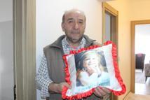 Depremde enkazdan sadece kızının çocukluk fotoğrafını kurtarabilen aile, yeni evlerinde