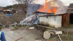 Kastamonu'da ahşap ev, yangında kül oldu