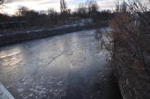 Sıcaklık eski 15'e düştü; Kars Çayı kısmen dondu