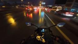 İstanbul- Beylikdüzü'nde yolda kayan motosikletin kamyonetin altına girdiği anlar kamerada