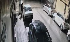 Park halindeki otomobilin teybini 46 saniyede çaldı, o anlar kamerada