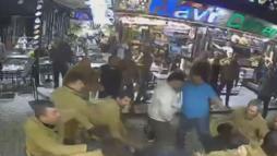 İstanbul - Fatih'te esnaflar arasındaki kavga kamerada; 2 kişi gözaltına alındı