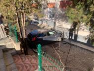 Apartmanın bahçesine uçan otomobildeki 4 kişi yaralandı; kaza kamerada