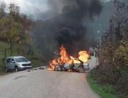 Hafif ticari araçla çarpışan otomobil alev aldı: 2 yaralı