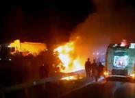 Otoyolda devrilip yanan TIR’daki 2 kişi öldü; alevlerden kaçan anguslar kamerada