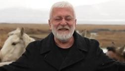 Sanatçı Onur Akın'a, klip çekimi sırasında at çarptı