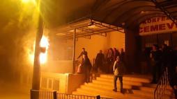 Cemevinin önündeki trafo yandı