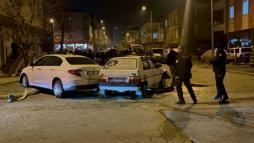 Kayseri’de 2 otomobilin çarpışması sonucu 2'si yaya 4 kişi yaralandı; kızının yaralandığını duyan baba tepki gösterdi