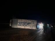 Bursa'da devrilen kamyonun şoförü yaralandı