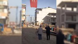 Kaba inşaatı bitiren işçilerden halaylı kutlama