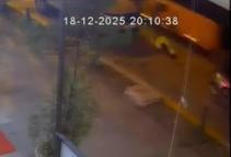 İstanbul- Eyüpsultan'da İETT şoförünün tartıştığı bisikletliye çarpıp kaçtığı anlar kamerada