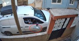 Kargo görevlisinin paketi bahçeye fırlattığı anlar kamerada