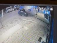 Otomobilin, park halindeki 2 araca çarptığı kaza kamerada