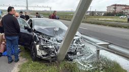 Tekirdağ'da kontrolden çıkan otomobil elektrik direğine çarptı; 2 yaralı