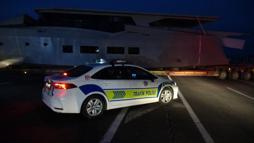 Erzurum'da yat taşıyan TIR kara yolunu kilitledi / Ek Fotoğraflar