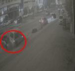 Otomobilin park halindeki hafif ticari araca çarptığı kaza kamerada