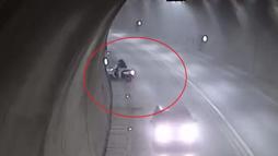 Tünelde motosikletin takla attığı kaza kamerada