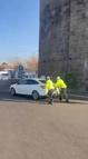 Trafik polisleri, arızalanan otomobili iterek sürücüye yardım etti
