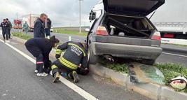 Lastiği patlayan otomobil, refüje çarpıp takla attı