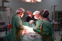 Karnından 2 kilo 200 gram ağırlığında tümör çıkarıldı