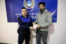 ATM'de unutulan 5 bin TL sahibine ulaştırıldı