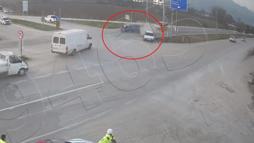 Kırmızı ışıkta bekleyen otomobile arkadan gelen otomobil çarptı; kaza kamerada